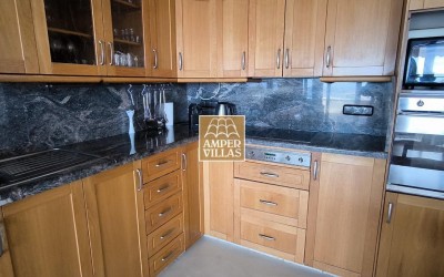 Precioso y acogedor apartamento con vistas panorámicas al mar y las montañas.